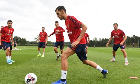 Tân binh đi bóng, cả đội Arsenal phải ngước nhìn
