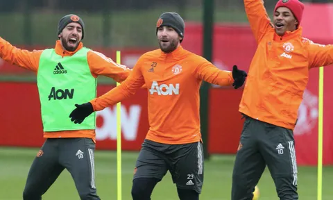 Tân binh khoe "hàng" cực độc, lộ bầu không khí khó tin trên sân tập Man Utd