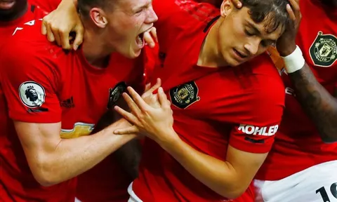 Tân binh Man Utd bật khóc sau khi sút tung lưới Chelsea
