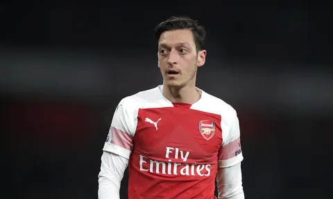 Tân binh tỏa sáng, Ozil tính chuyện ra đi