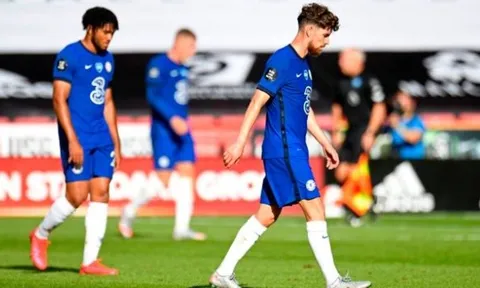 Thua tan nát, fan Chelsea điên tiết: "Bán ngay gã hề đó cho Juve"