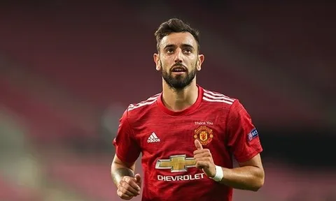 Thắng nhọc, Martial nói 1 lời với Bruno Fernandes