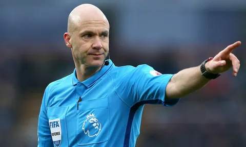 'Thánh thẻ đỏ' Premier League làm tình nguyện viên chống COVID-19
