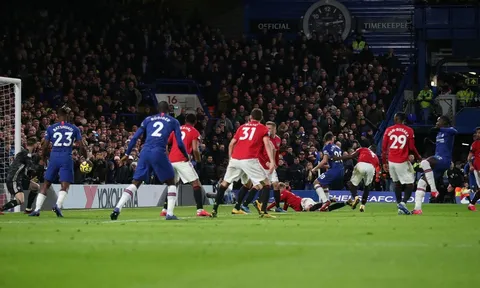 'Thật vô lý! Fred đã đẩy Azpilicueta'