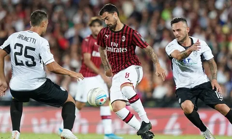 Thi đấu bế tắc, AC Milan bị "gã tí hon" cầm hòa