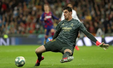 Thibaut Courtois lại làm điều không tưởng và quá tuyệt ở Real!