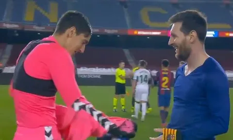 Thủ môn Elche 'ngớ người' khi được Messi đổi áo đấu