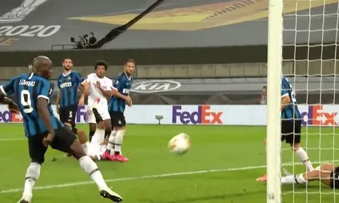 Thủ thành Inter bênh Lukaku sau bàn phản lưới nhà tai hại