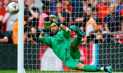 Thủ thành Man City nói gì khi được Arsenal quan tâm?