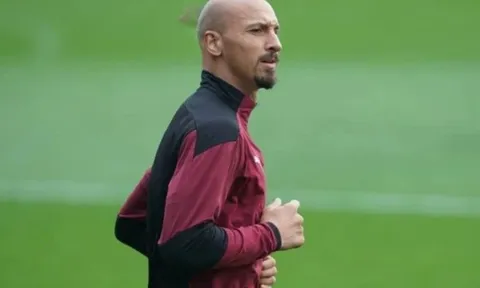 Thua thê thảm, Ibrahimovic cạo trọc đầu?