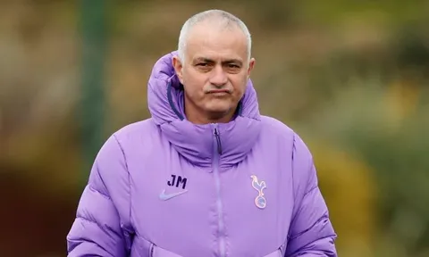 Thượng tầng keo kiệt, CĐV Tottenham "khóc thay" Mourinho