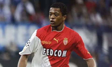 "Tôi nhét thịt gà vào giày thi đấu. Nó giúp tôi ký HĐ với Man Utd"
