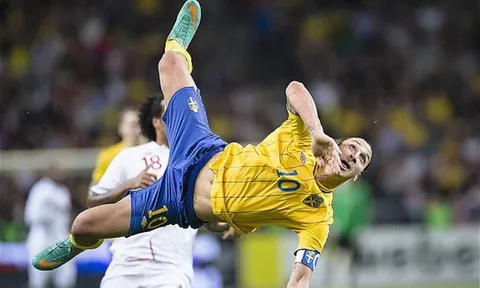 Top 10 ngôi sao "làm gỏi" đối thủ bằng poker: Có Si-Ro, Ibrahimovic cùng cú volley kinh điển