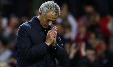 Bị Tottenham sờ gáy, Mourinho phải công khai xin lỗi