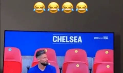 "Trả thù" sâu cay, Lacazette tung đòn độc với Giroud trên Instagram