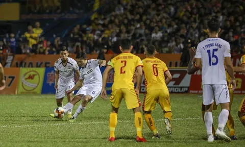 Trận HAGL-Viettel: Khi Xuân Trường sút phạt "quái chiêu" như Ronaldinho
