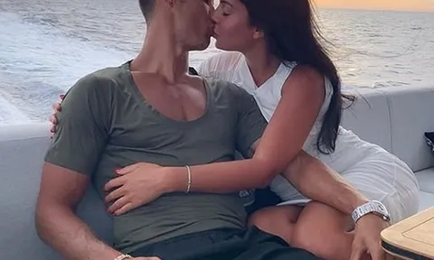 Tranh thủ nghỉ hè, Ronaldo và bạn gái "khóa môi" đầy tình cảm