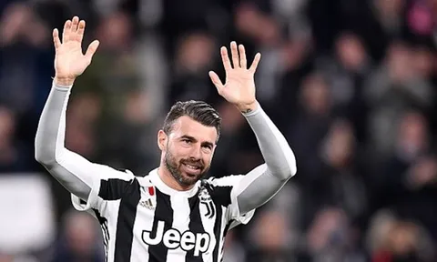 Tri ân huyền thoại, Juventus và Sarri nhận cái kết đắng