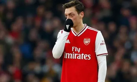 Trở thành người thừa, Ozil hé lộ tương lai với bạn thân