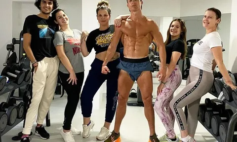 Trốn Covid-19, Ronaldo khoe cơ bụng 6 múi khủng khiếp