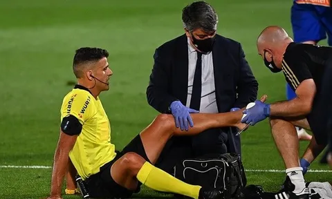 Trọng tài chấn thương, Real Madrid lại hưởng lợi từ phạt đền
