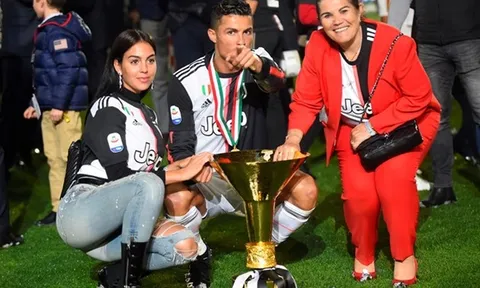Trước ngày trở về Juventus, Ronaldo chi 100 nghìn euro mua quà tặng mẹ