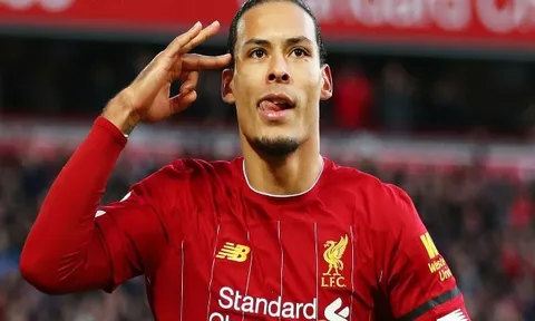 Từ chối PSG và Juventus, Van Dijk sắp đi vào lịch sử Liverpool
