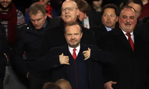 Từ email bị lộ của Ed Woodward: Fan Man Utd hãy mơ về song sát phòng ngự