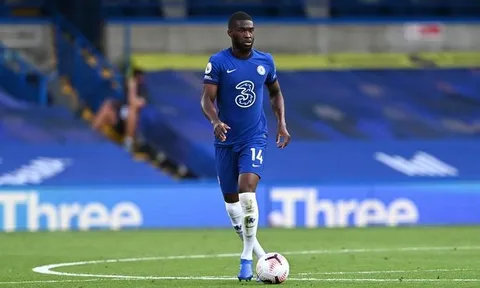 Tương lai của trung vệ Chelsea bỏ ngỏ khi HLV muốn 'săn tân binh'