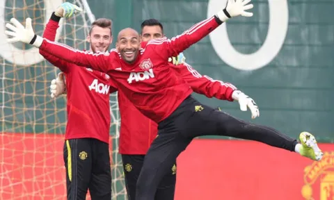 Tương lai đã xong, De Gea "múa may" thích thú trên sân tập