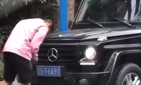 Tuyển thủ Trung Quốc bị bắt vì ngang nhiên thay biển số giả trên phố