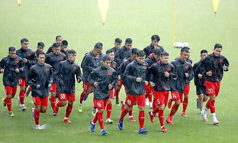 U22 Việt Nam đội mưa trong ngày tập luyện đầu tiên