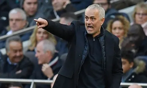 Uất ức sau trận thua, fan Tottenham đem Mourinho ra làm bia xả giận
