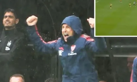 CHOÁNG! Sao Arsenal quá dũng mãnh, Emery ăn mừng hết cỡ như vừa ghi bàn