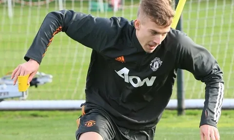 XONG! Chia tay Man Utd, 'người khổng lồ' hồi hương thi đấu