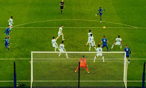 Hàng công gây thất vọng, Chelsea phơi áo tại King Power