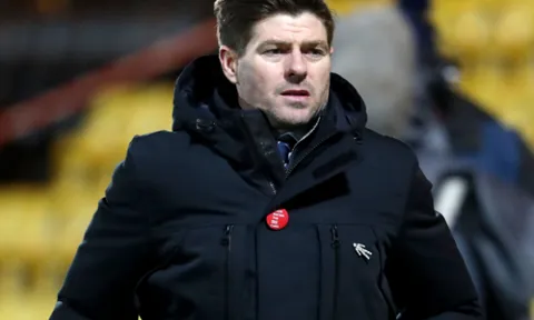 Steven Gerrard ăn thẻ đỏ trong ngày Rangers thắng trận