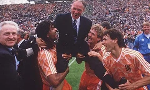 Van Basten: 'Tôi có cảm giác Michels không muốn Cruyff cùng Hà Lan vô địch World Cup'