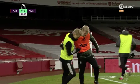 Van de Beek để lại hình ảnh gây bão với tân binh của Arsenal