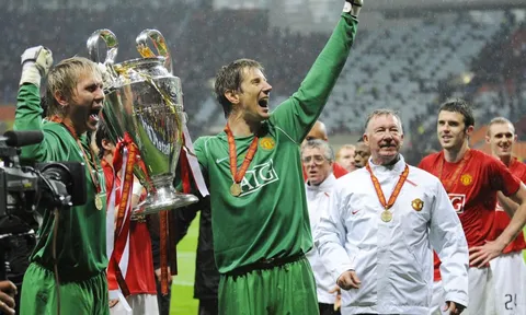 Van der Sar ôn kỷ niệm với M.U, fan Quỷ đỏ đồng loạt vào 'đòi nợ'