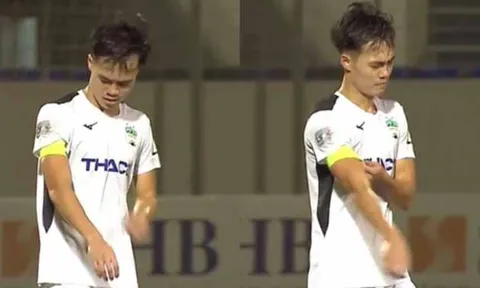 Văn Toàn phá vỡ sự im lặng sau hành động ném băng đội trưởng HAGL
