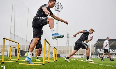 Vắng HLV Sarri, dàn sao Juventus vẫn miệt mài tập luyện