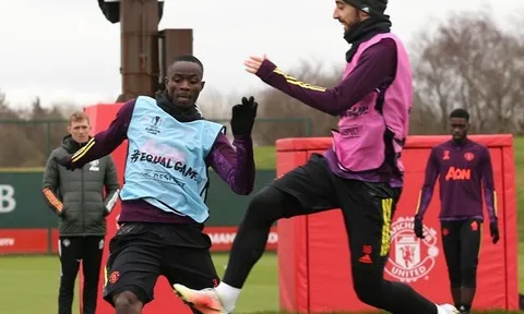 Vào bóng với Bailly, Fernandes khiến fan 'hết hồn'