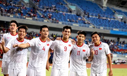 Chùm ảnh: Tiến Linh xuất sắc, thầy Park cảm động tri ân Guus Hiddink