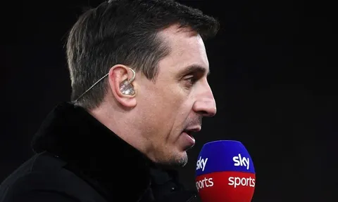 Ra tay nghĩa hiệp, Gary Neville làm điều khiến phần còn lại phải ngước nhìn