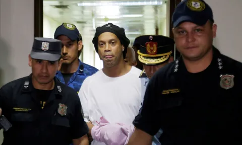 Vì COVID-19, Ronaldinho nhận thêm tin không vui trong nhà tù Paraguay