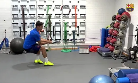 Video Luis Suarez trở lại luyện tập ở Barcelona
