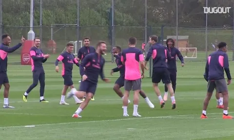 Video Mustafi xỏ háng Aubameyang trong buổi tập của Arsenal