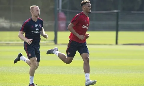 Video William Saliba tập luyện buổi đầu ở London Colney