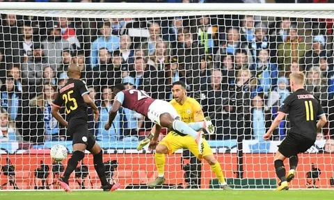 Gary Neville: "Pep đã phồng má lên, ông ấy không tin nổi điều đó"